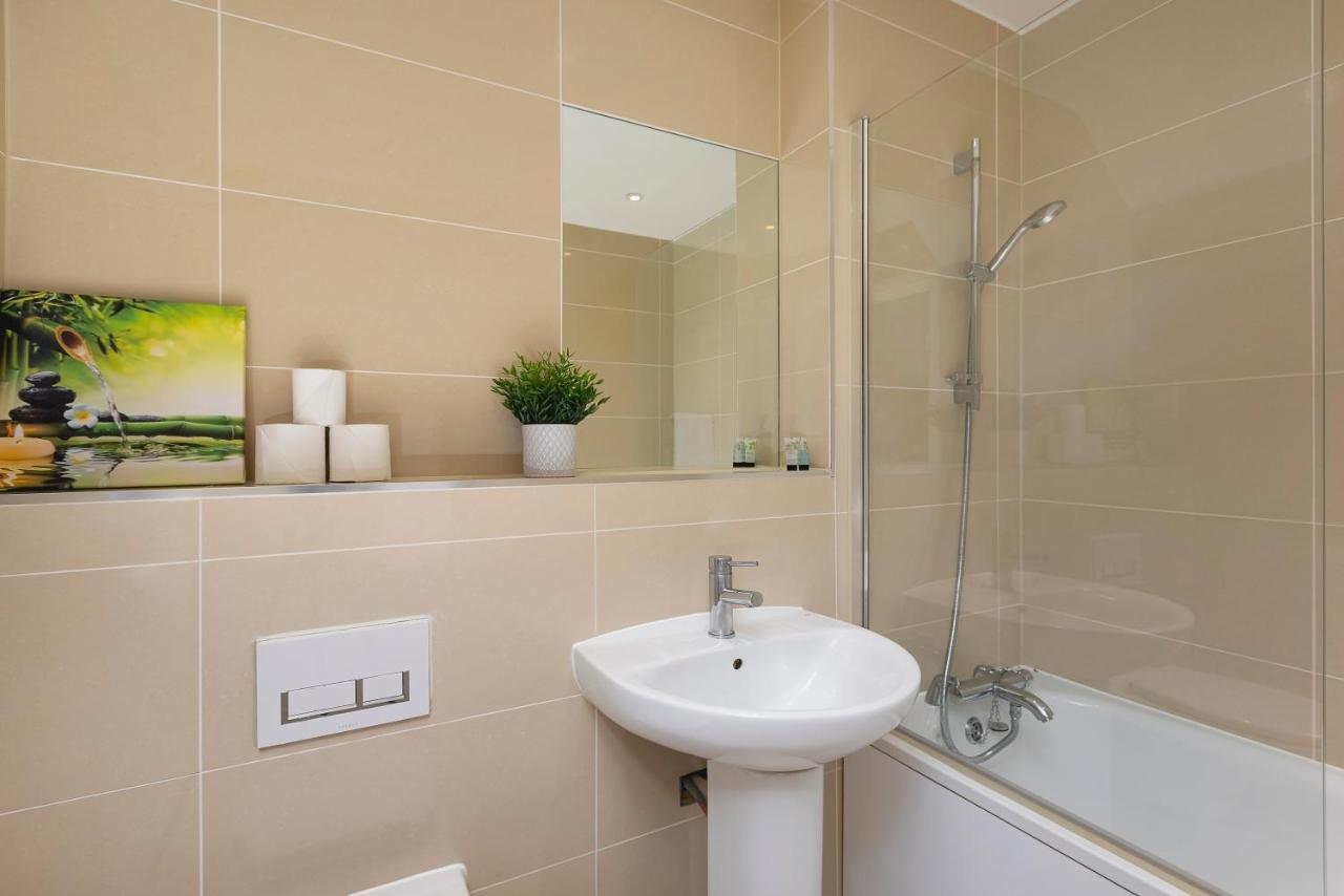 Skyvillion - 4 Bed Luxury Apartment With Balcony & Parking Enfield Eksteriør billede