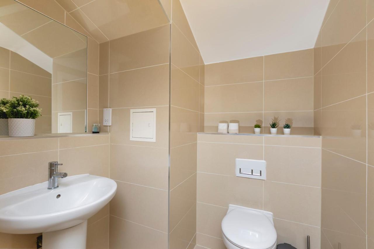 Skyvillion - 4 Bed Luxury Apartment With Balcony & Parking Enfield Eksteriør billede